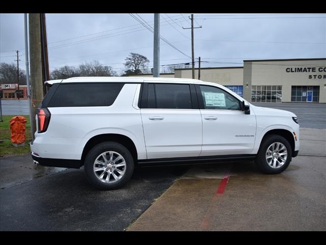 2025 Chevrolet Suburban Premier photo 2