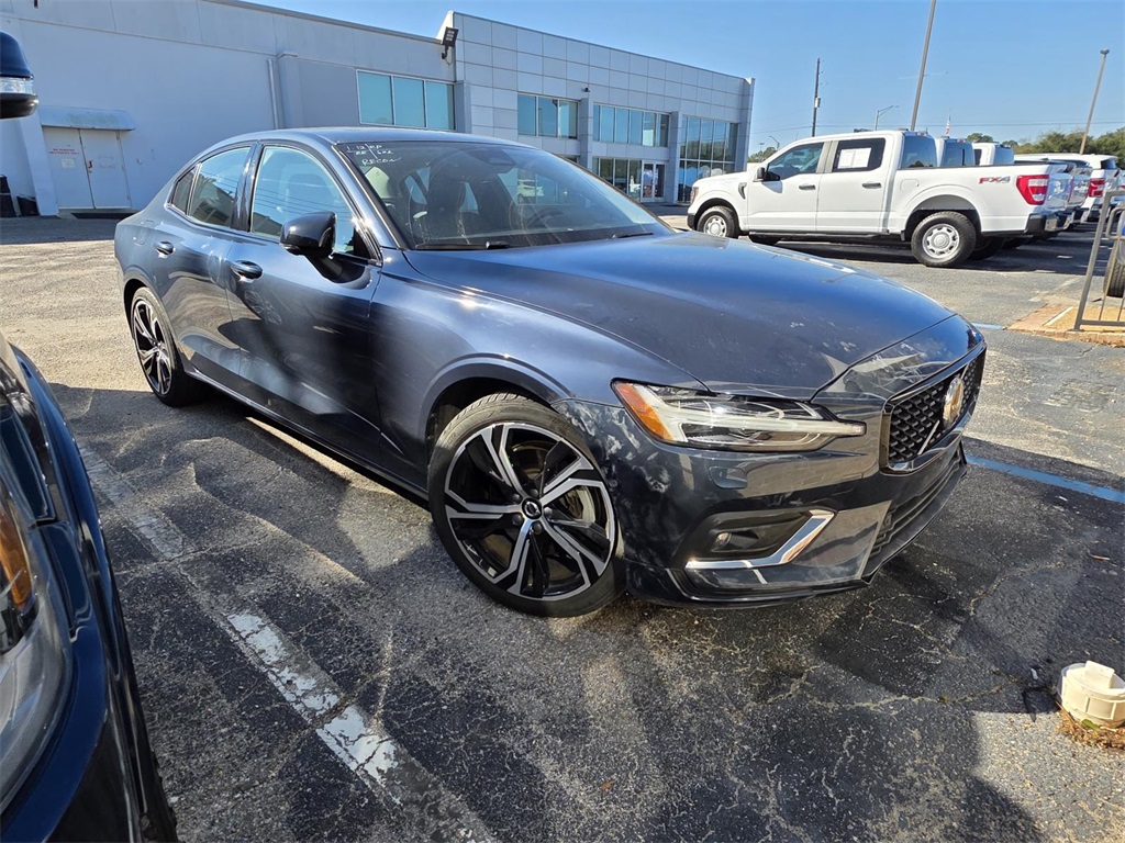2024 Volvo S60 B5 Plus Dark Theme FWD