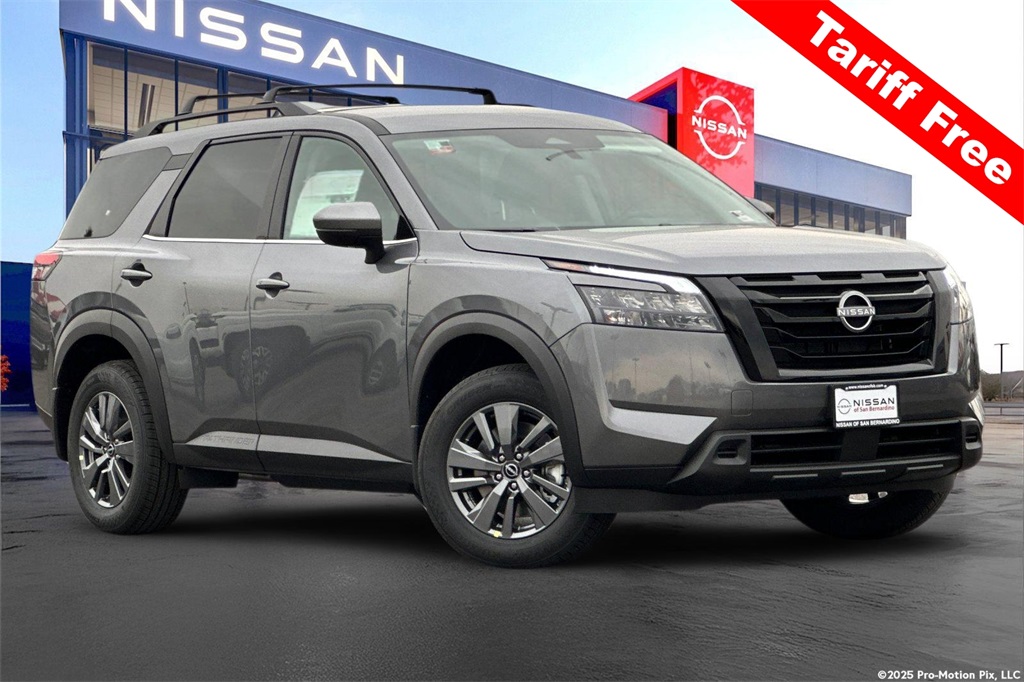 2025 Nissan Pathfinder SV's photo