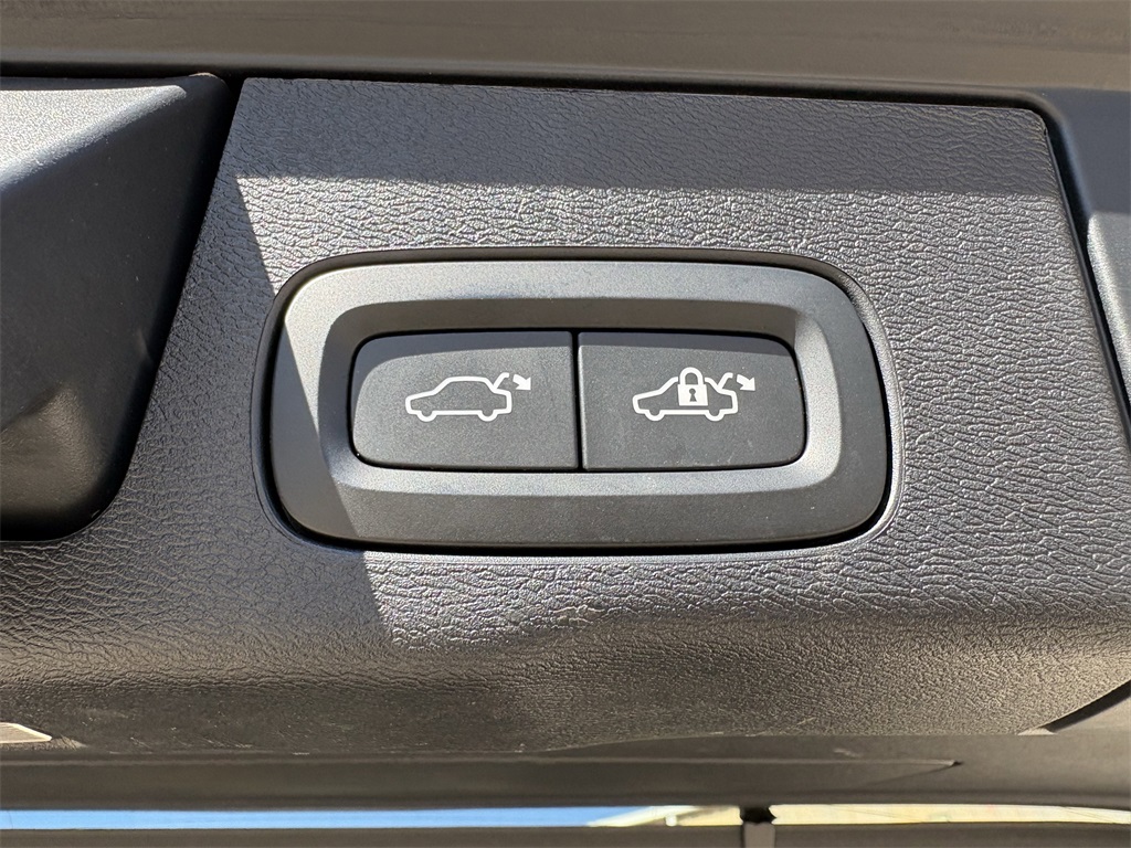 2022 Volvo XC60 B5 Inscription Black at Ultimate Motorsports