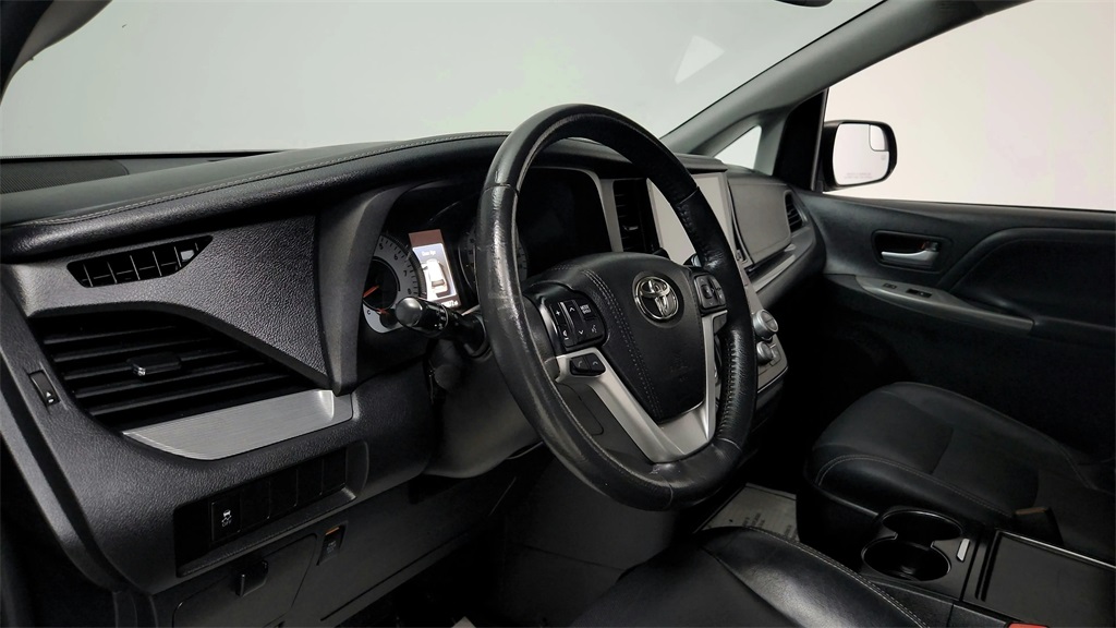 2018 Toyota Sienna SE - 9