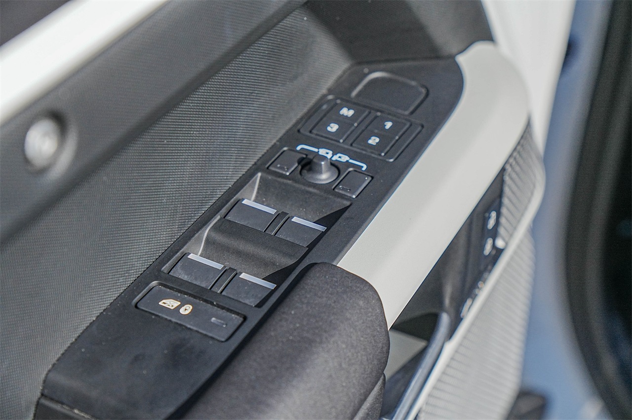 Used Car 2024 Land Rover Defender 130  X-dynamic Se For Sale Under $70,000 In Austin, Texas