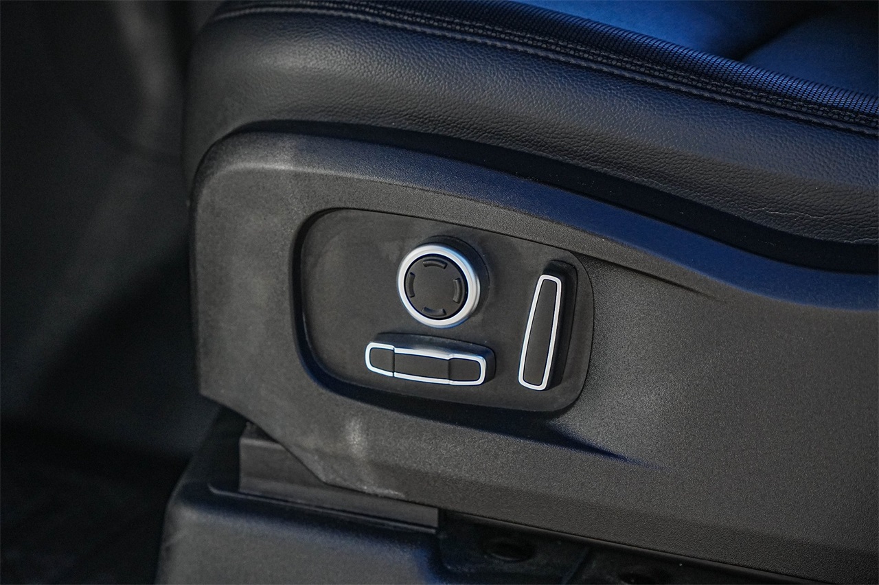 Used Car 2024 Land Rover Defender 130  X-dynamic Se For Sale Under $70,000 In Austin, Texas