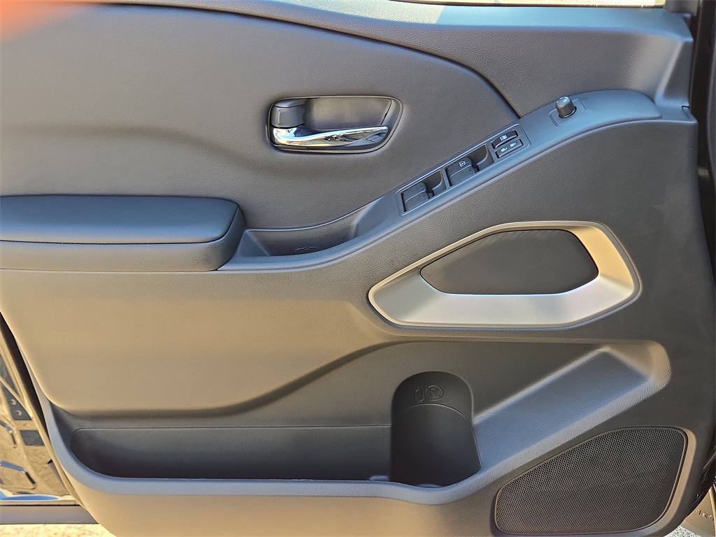 2025 Nissan Frontier SV photo 13