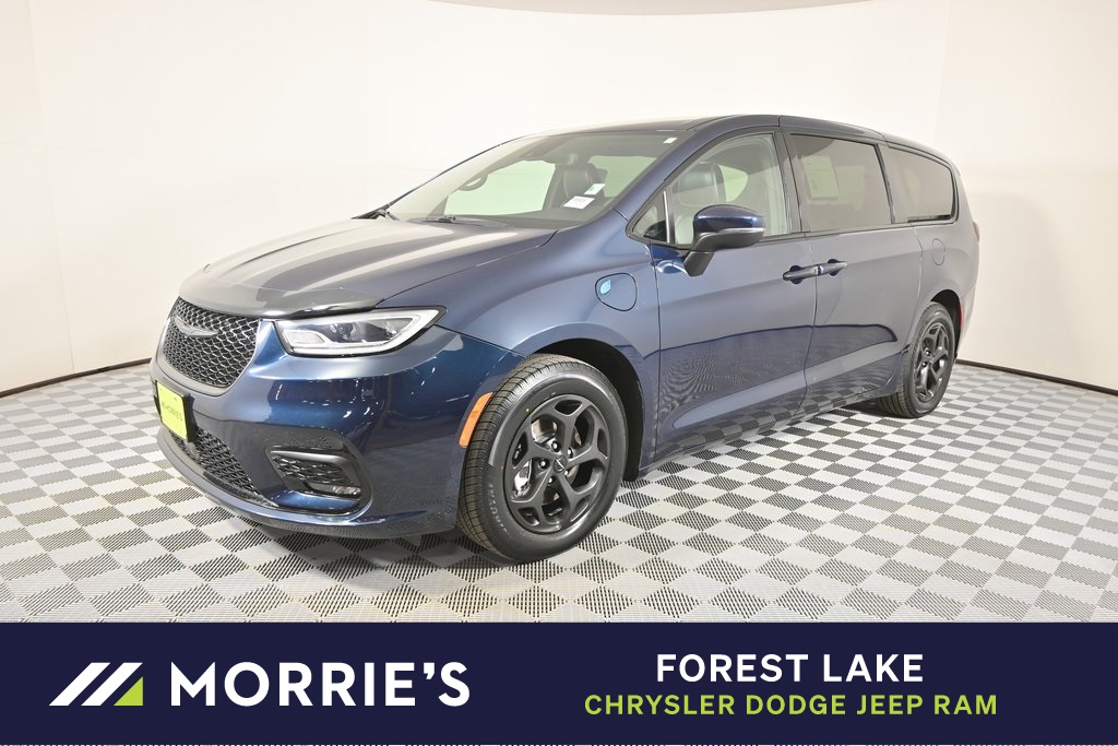 2023 Chrysler Pacifica Hybrid Touring L's photo