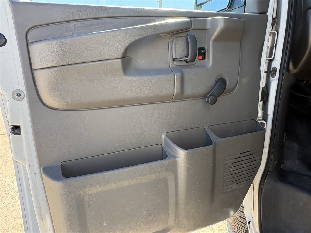 2009 Chevrolet Express 2500 Work Van - 9