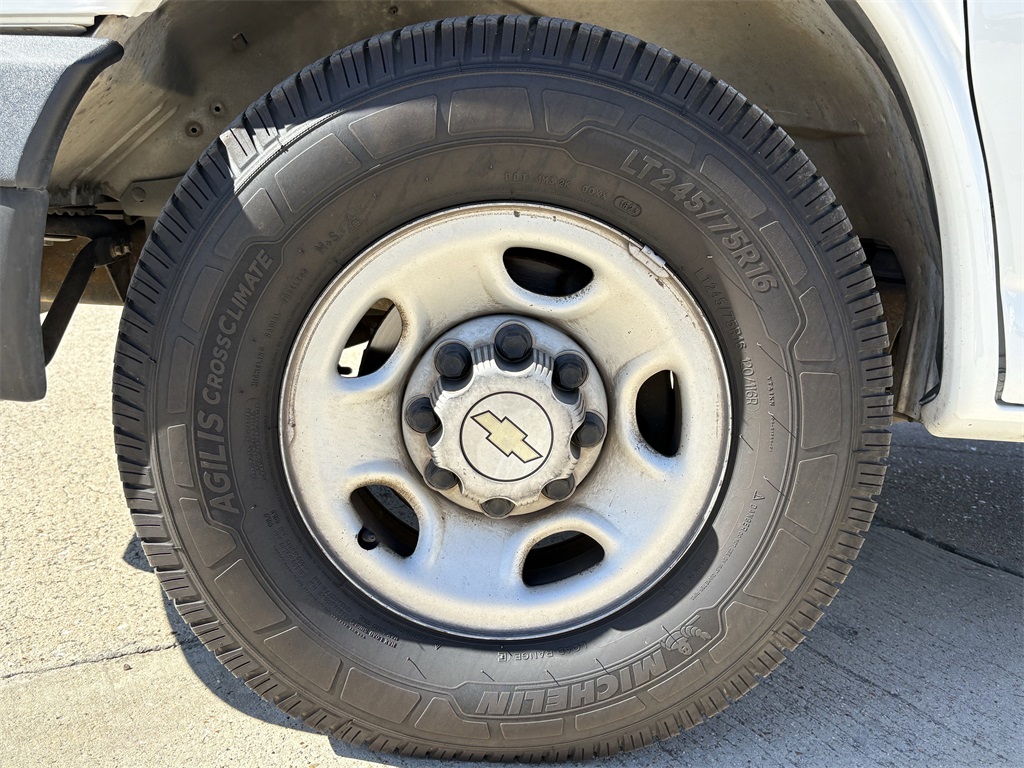 2009 Chevrolet Express 2500 Work Van - 8