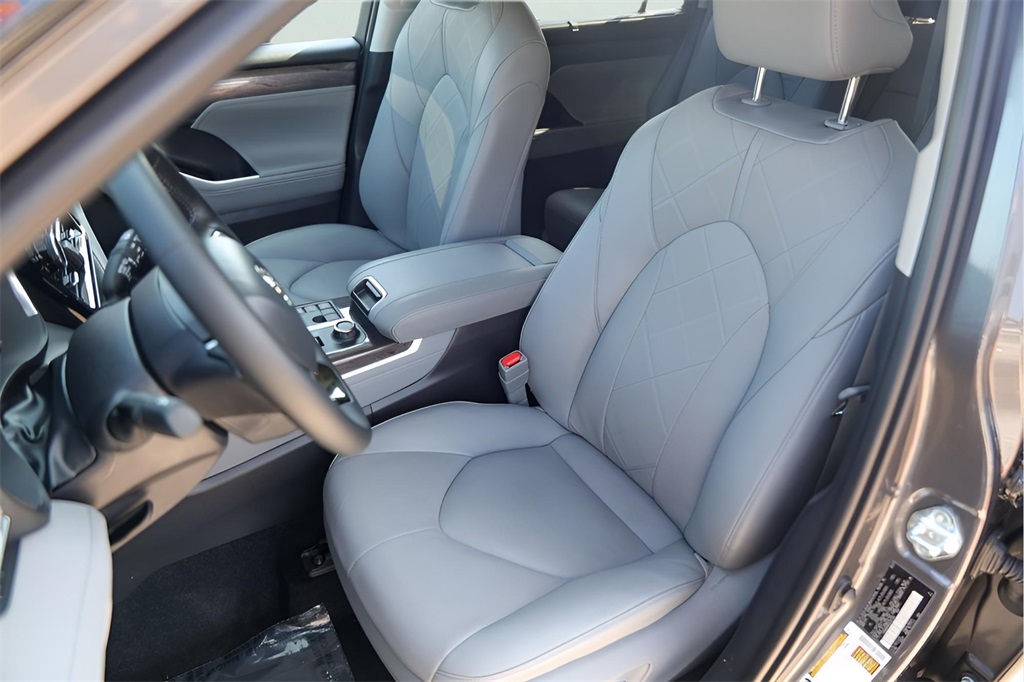 Used Car 2025 Toyota Highlander  Platinum For Sale Under $60,000 In Austin, Texas