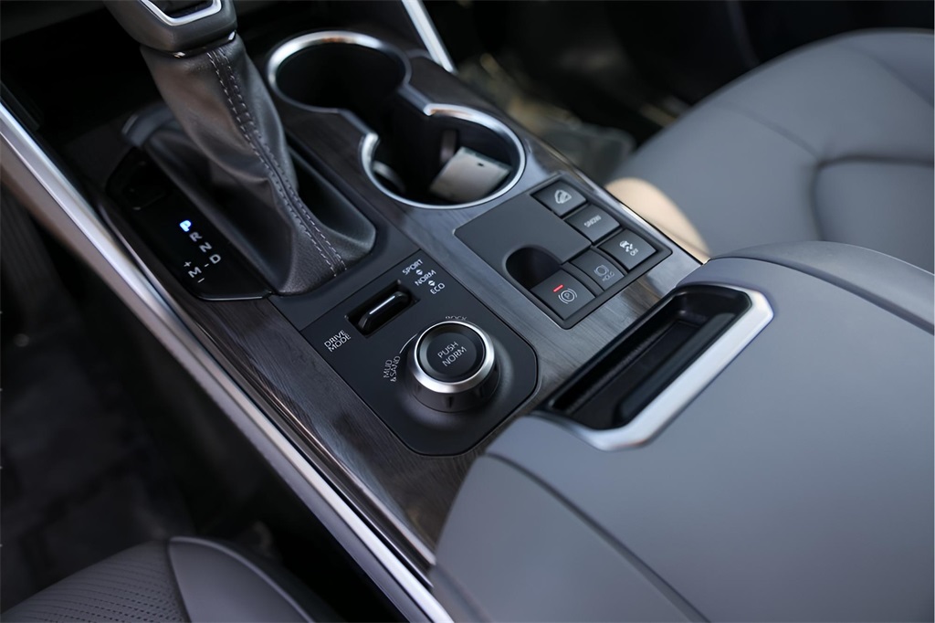 Used Car 2025 Toyota Highlander  Platinum For Sale Under $60,000 In Austin, Texas