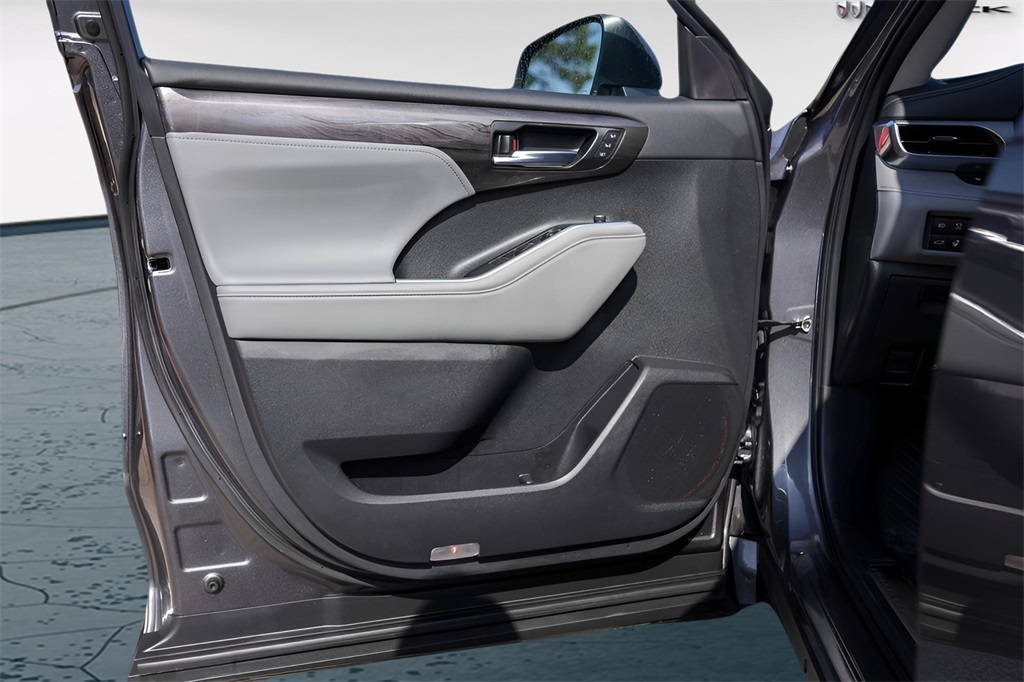 Used Car 2025 Toyota Highlander  Platinum For Sale Under $60,000 In Austin, Texas