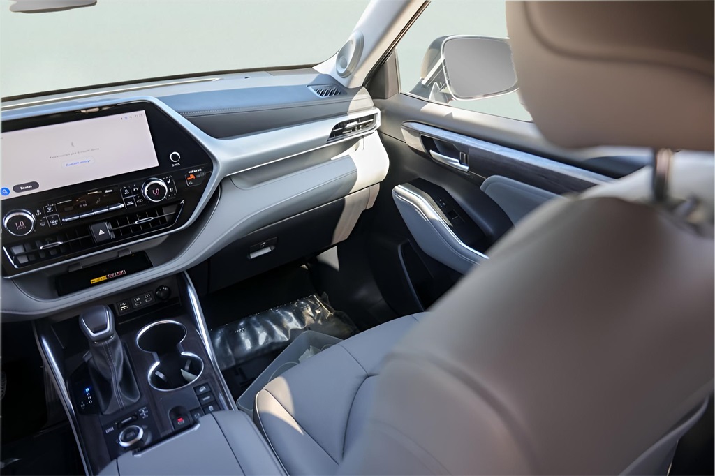 Used Car 2025 Toyota Highlander  Platinum For Sale Under $60,000 In Austin, Texas