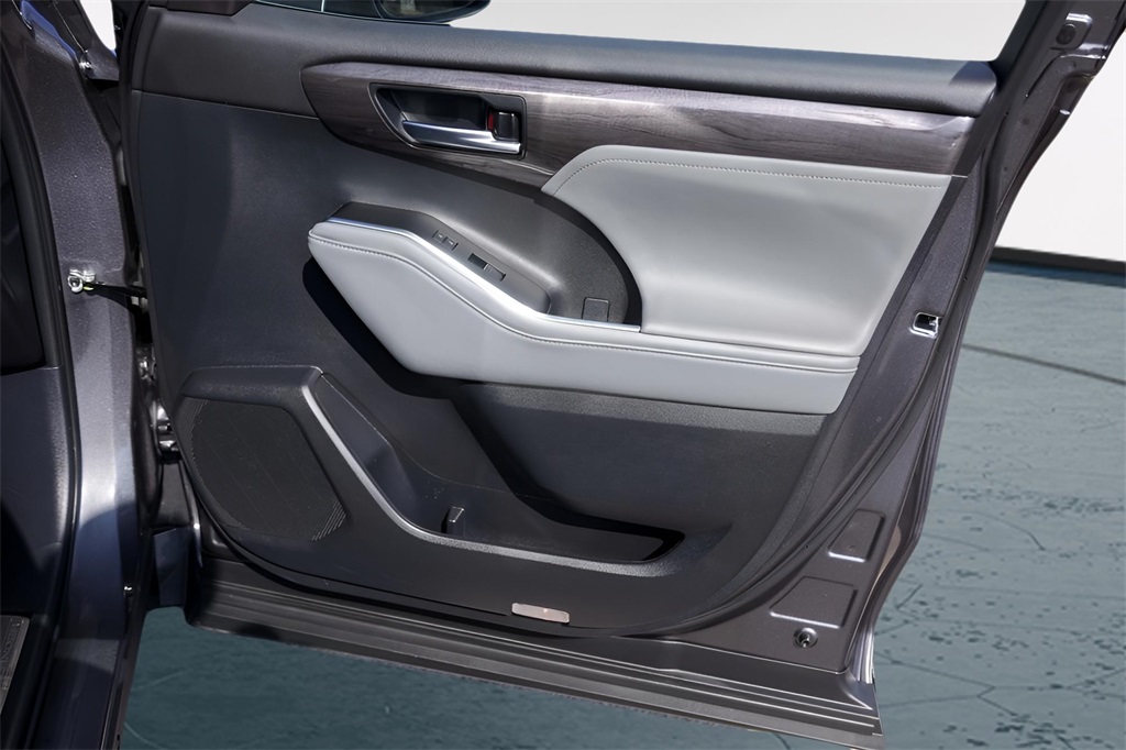 Used Car 2025 Toyota Highlander  Platinum For Sale Under $60,000 In Austin, Texas