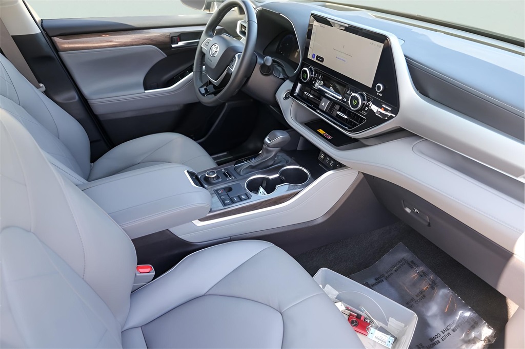 Used Car 2025 Toyota Highlander  Platinum For Sale Under $60,000 In Austin, Texas