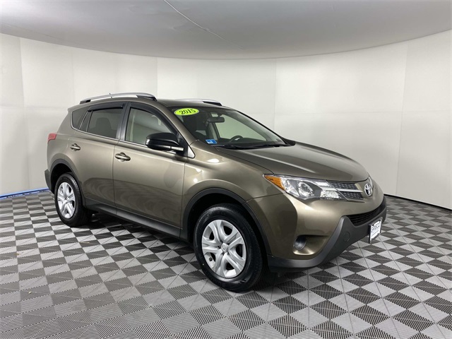 2015 Toyota RAV4 LE photo 2