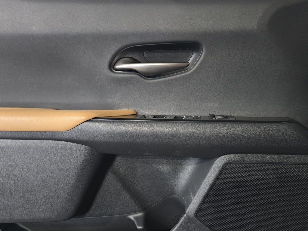 Thumbnail: 2023 Lexus UX - 12