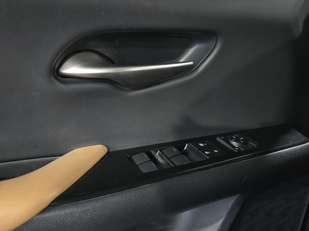 Thumbnail: 2023 Lexus UX - 13