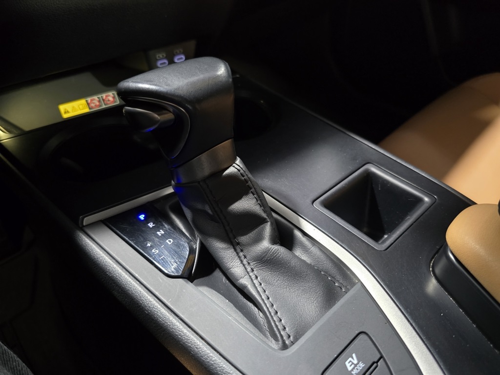 Thumbnail: 2023 Lexus UX - 24