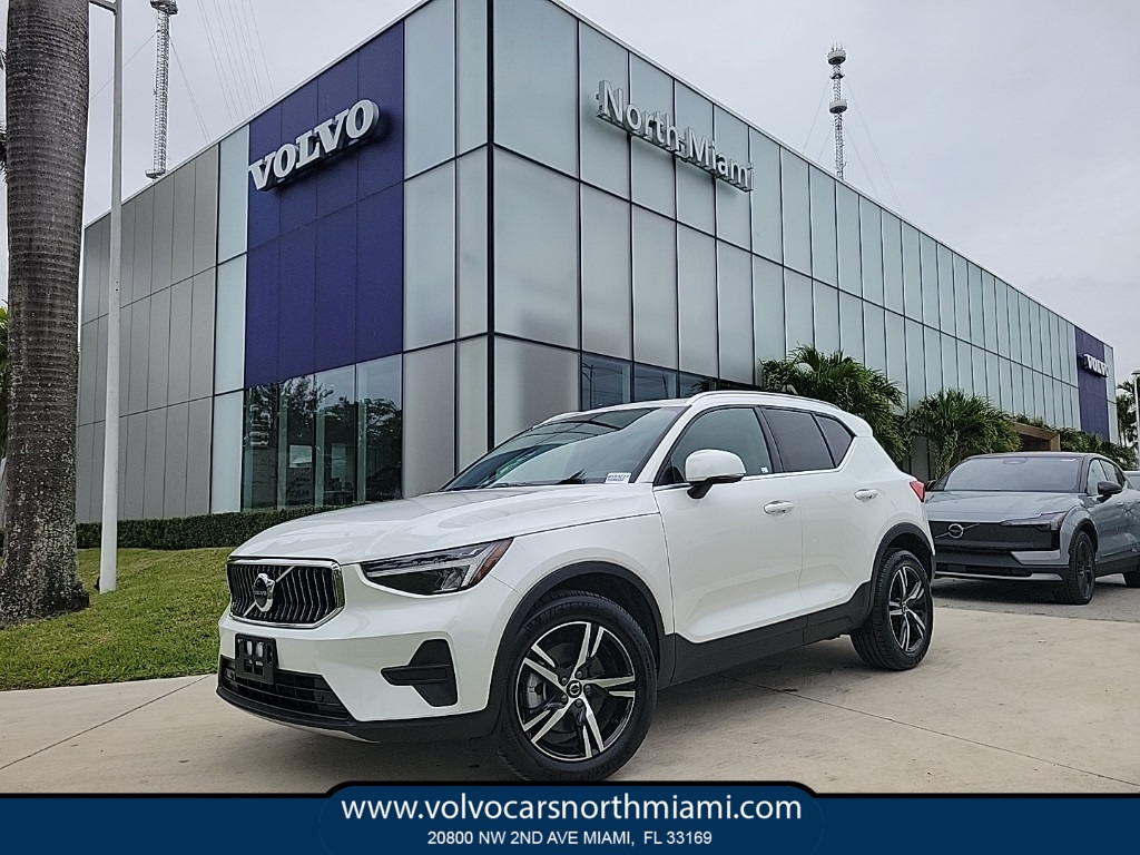 2025 Volvo XC40 B5 Core