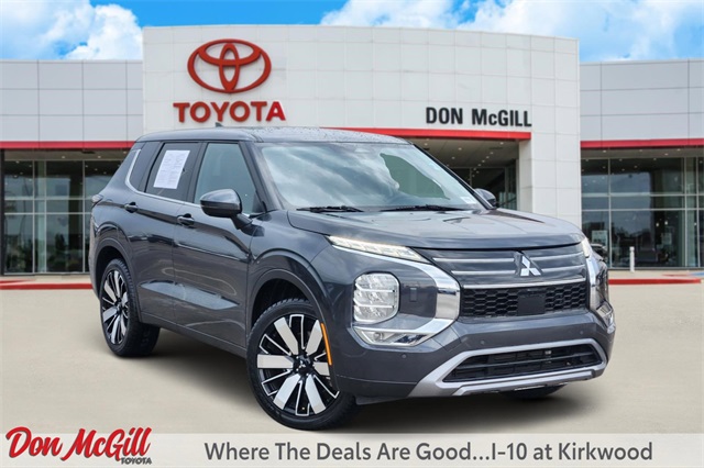 2025 Mitsubishi Outlander SE White at Baytown Hyundai