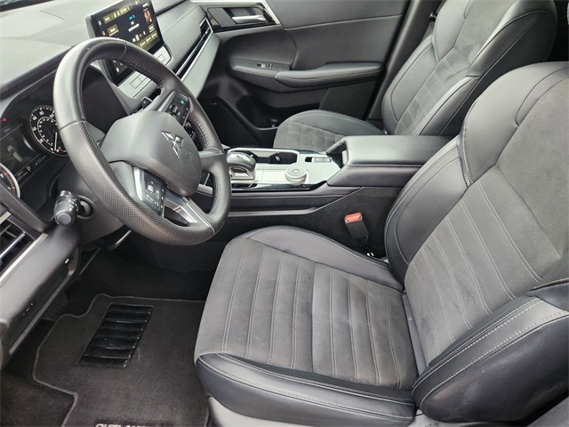 2025 Mitsubishi Outlander SE White at Baytown Hyundai