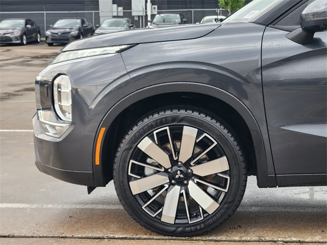 2025 Mitsubishi Outlander SE White at Baytown Hyundai