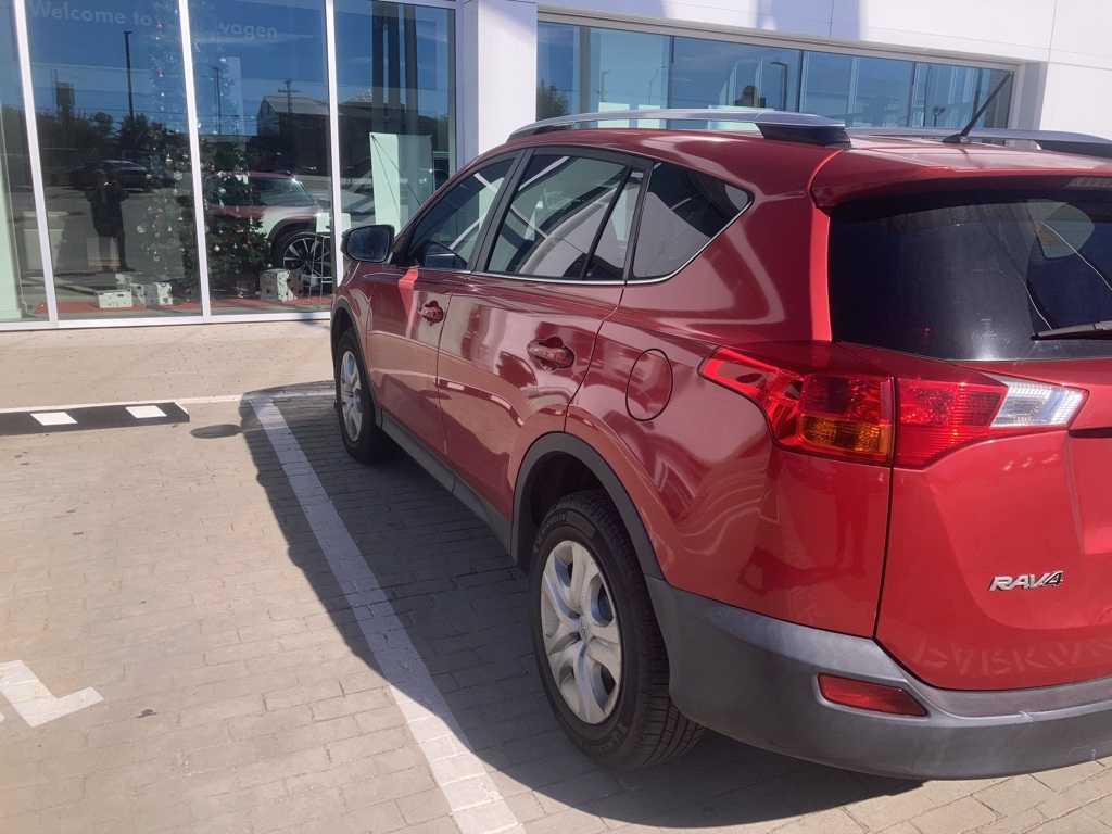2015 Toyota RAV4 LE photo 4