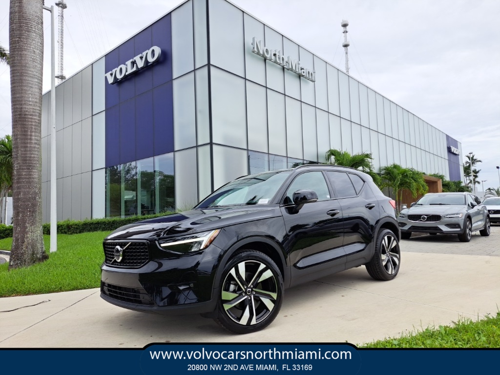 2023 Volvo XC40 B5 Plus Dark Theme