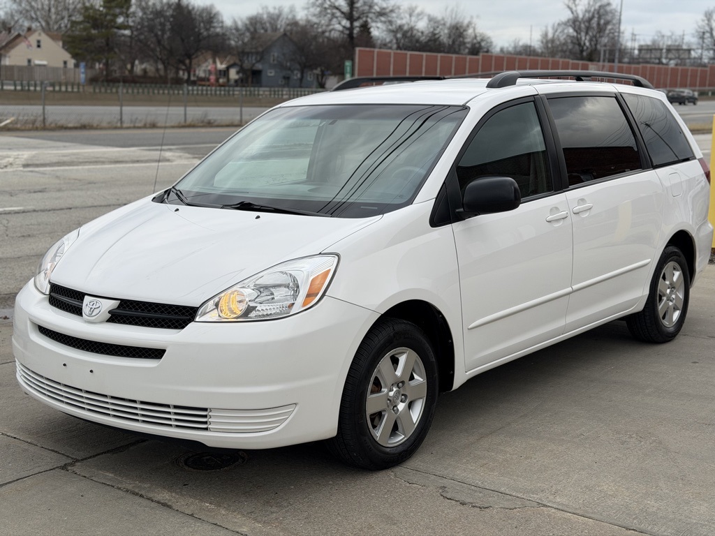 2005 Toyota Sienna LE's photo