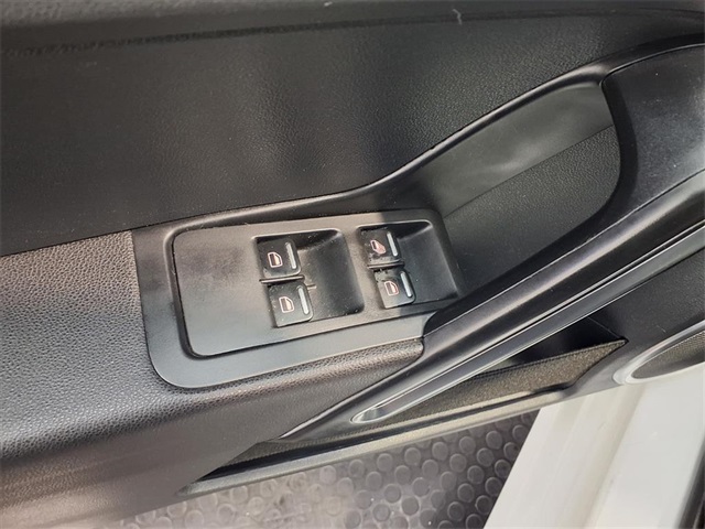 2018 Volkswagen Beetle 2.0T S - 10