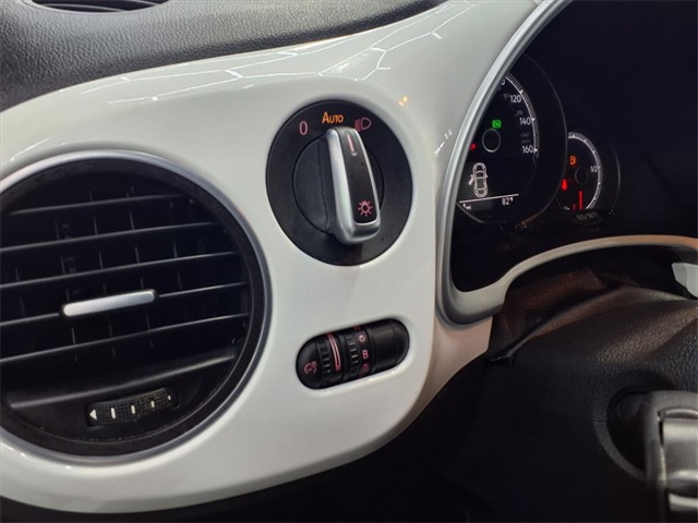 2018 Volkswagen Beetle 2.0T S - 11