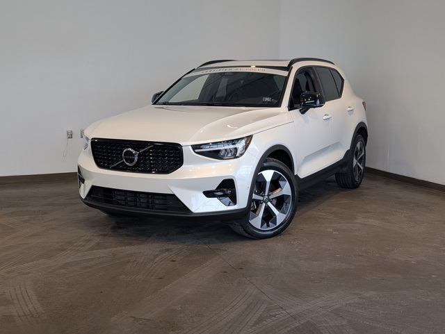 2023 Volvo XC40 B5 Plus Dark Theme AWD