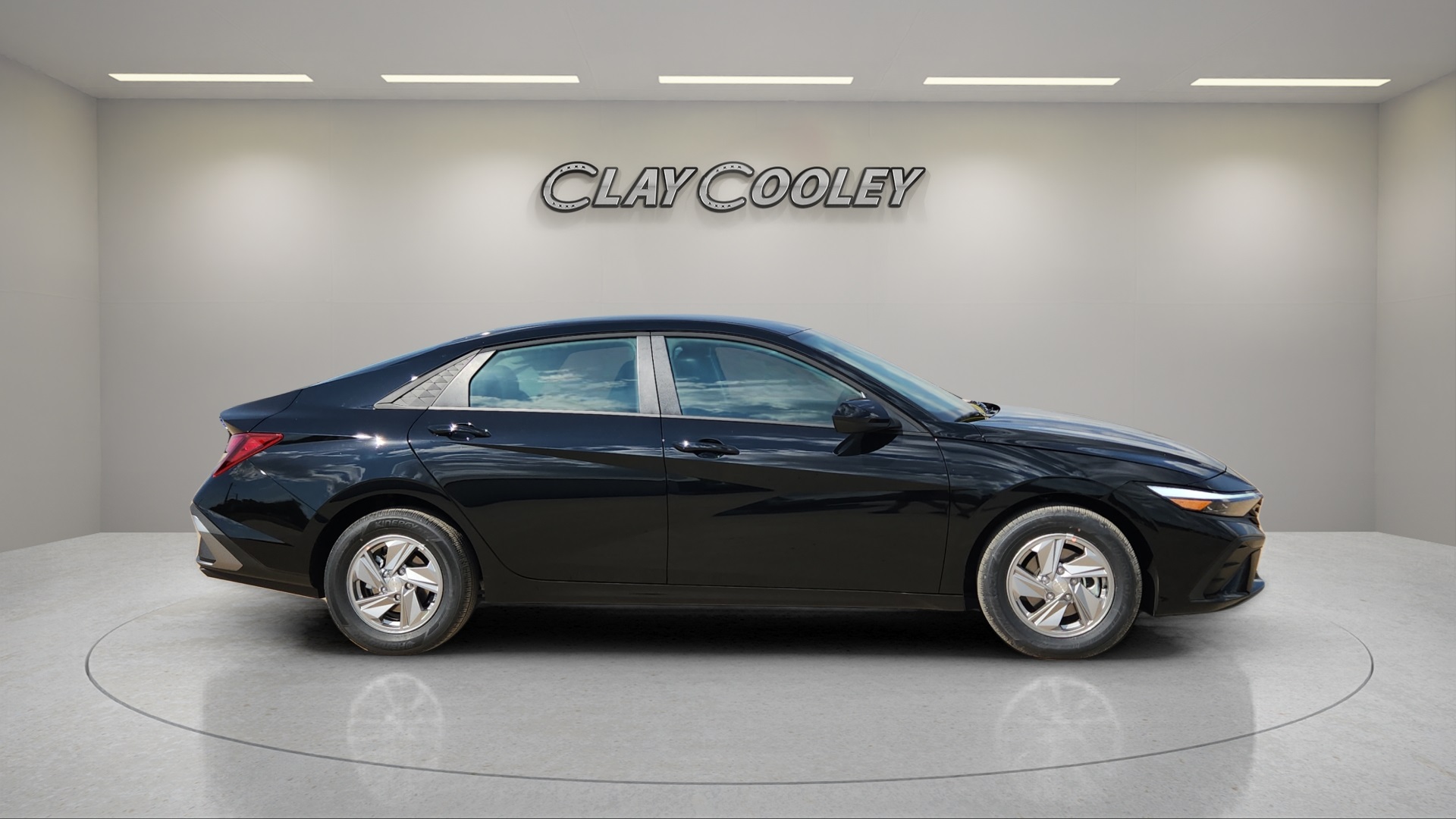 2025 Hyundai Elantra SE photo 2