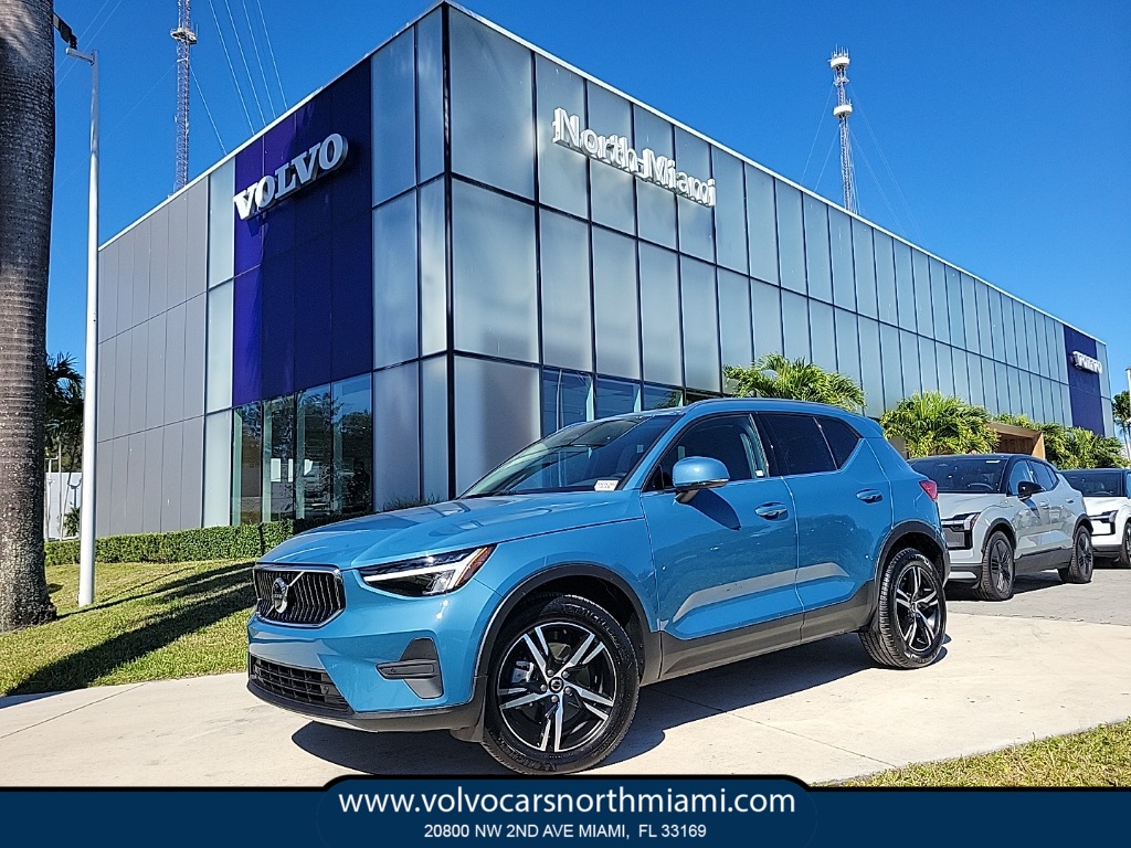 2025 Volvo XC40 B5 Core