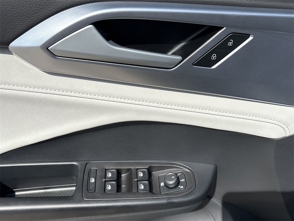 2025 Volkswagen Taos 1.5T SE Green at DeMontrond Auto Country