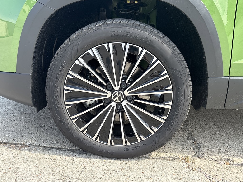 2025 Volkswagen Taos 1.5T SE Green at DeMontrond Auto Country