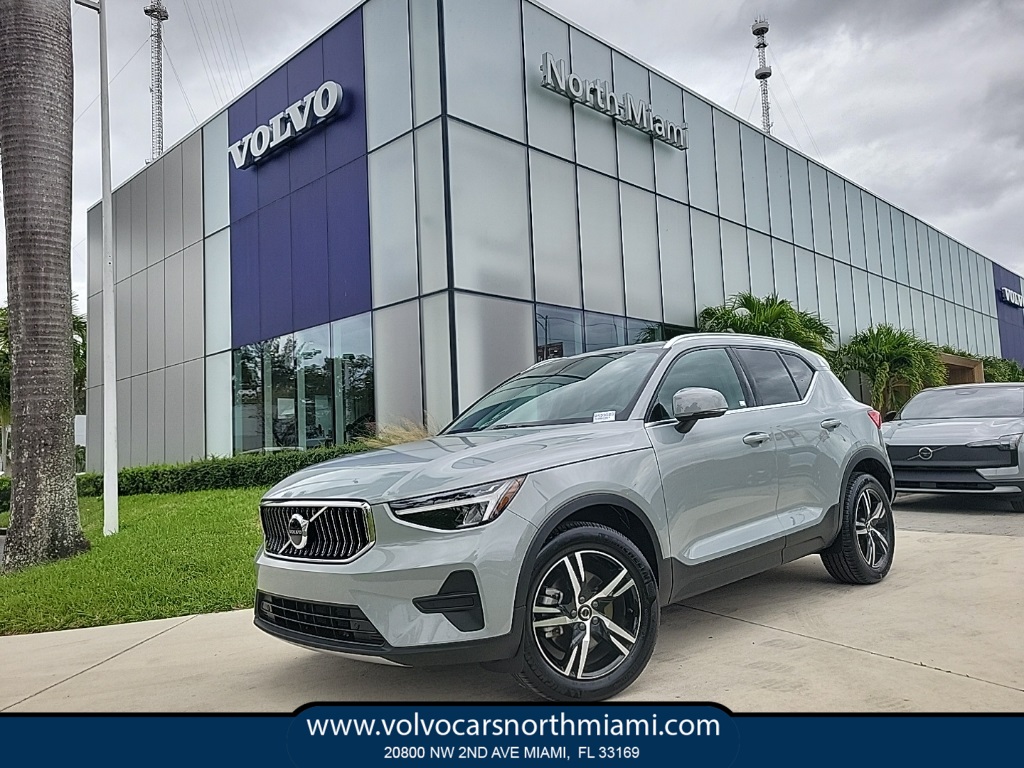 2025 Volvo XC40 B5 Core