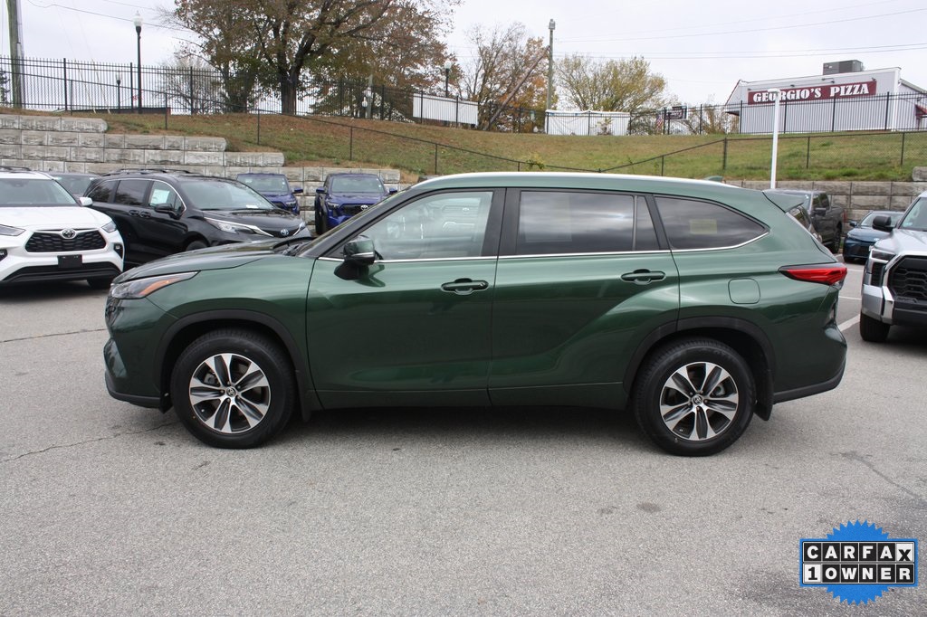 2023 Toyota Highlander XLE photo 2