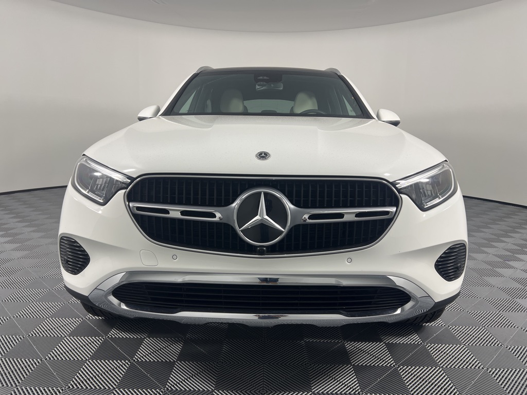 2025 Mercedes Benz GLC 300 photo 2
