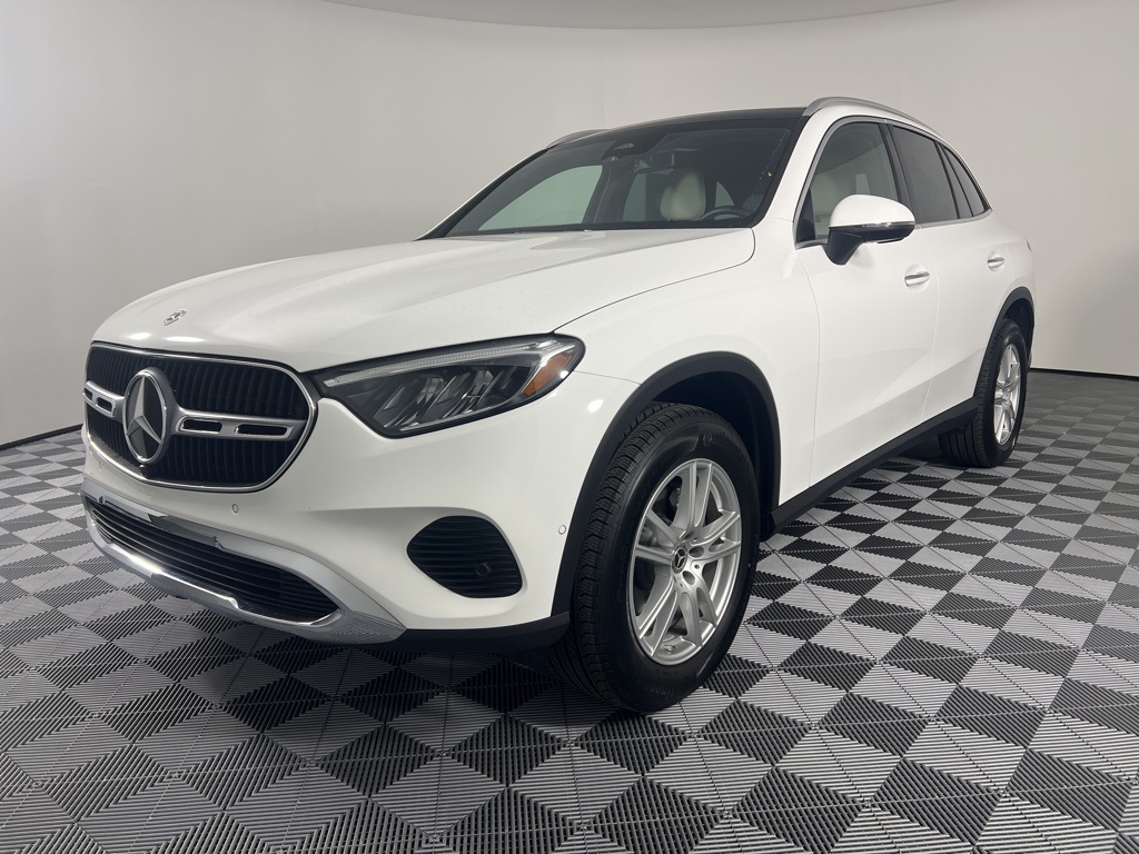 2025 Mercedes Benz GLC 300 photo 3