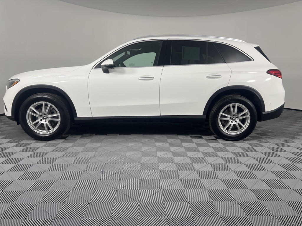 2025 Mercedes Benz GLC 300 photo 4
