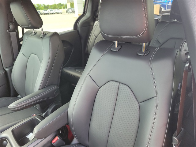 2026 Chrysler Pacifica Select White at Mac Haik CDJR North Houston