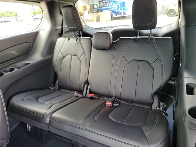 2026 Chrysler Pacifica Select White at Mac Haik CDJR North Houston