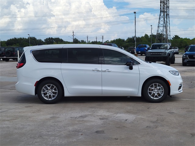 2026 Chrysler Pacifica Select White at Mac Haik CDJR North Houston