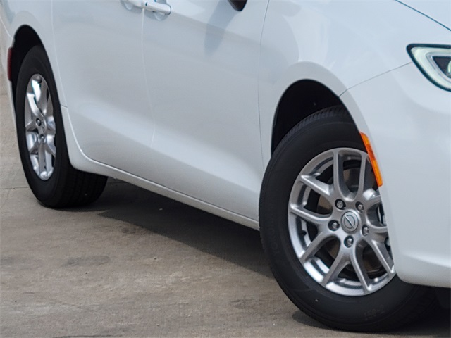 2026 Chrysler Pacifica Select White at Mac Haik CDJR North Houston