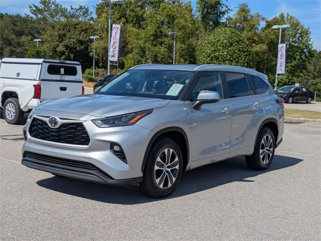 2024 Toyota Highlander XLE Silver at Davis Toyota of Orangeburg
