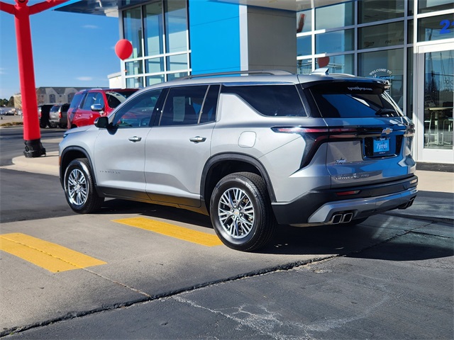 2025 Chevrolet Traverse 2LT photo 2