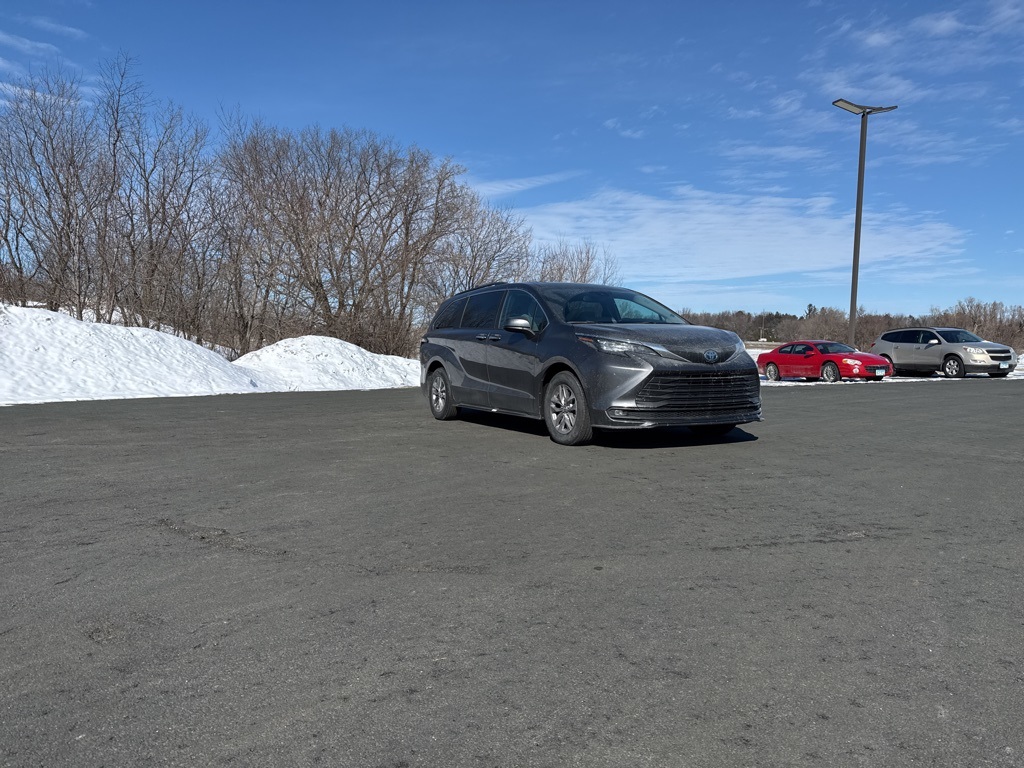 2025 Toyota Sienna XLE 7-Passenger FWD