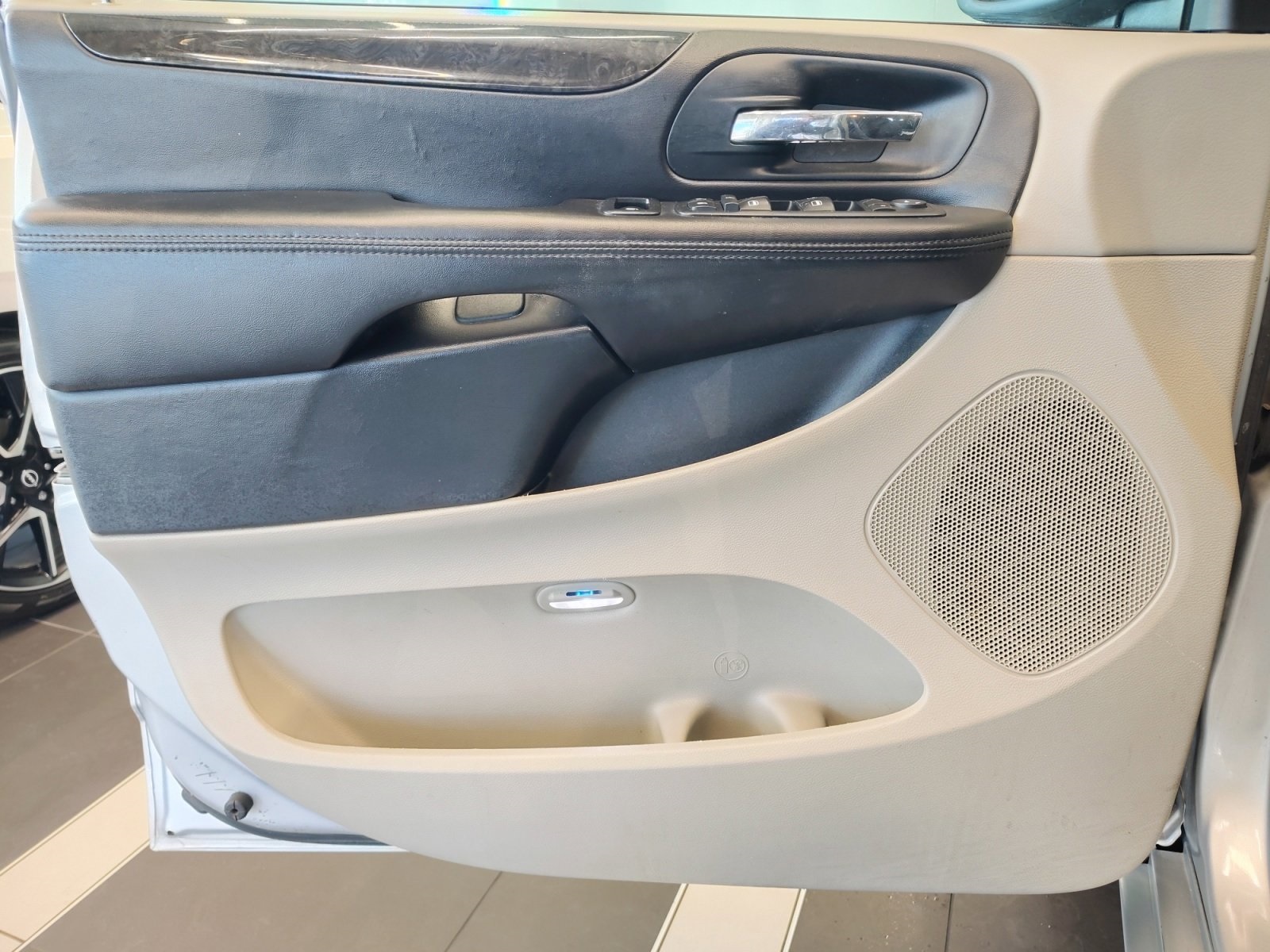 Used Car 2012 Dodge Grand Caravan  Sxt For Sale Under $10,000 In San Antonio, Texas