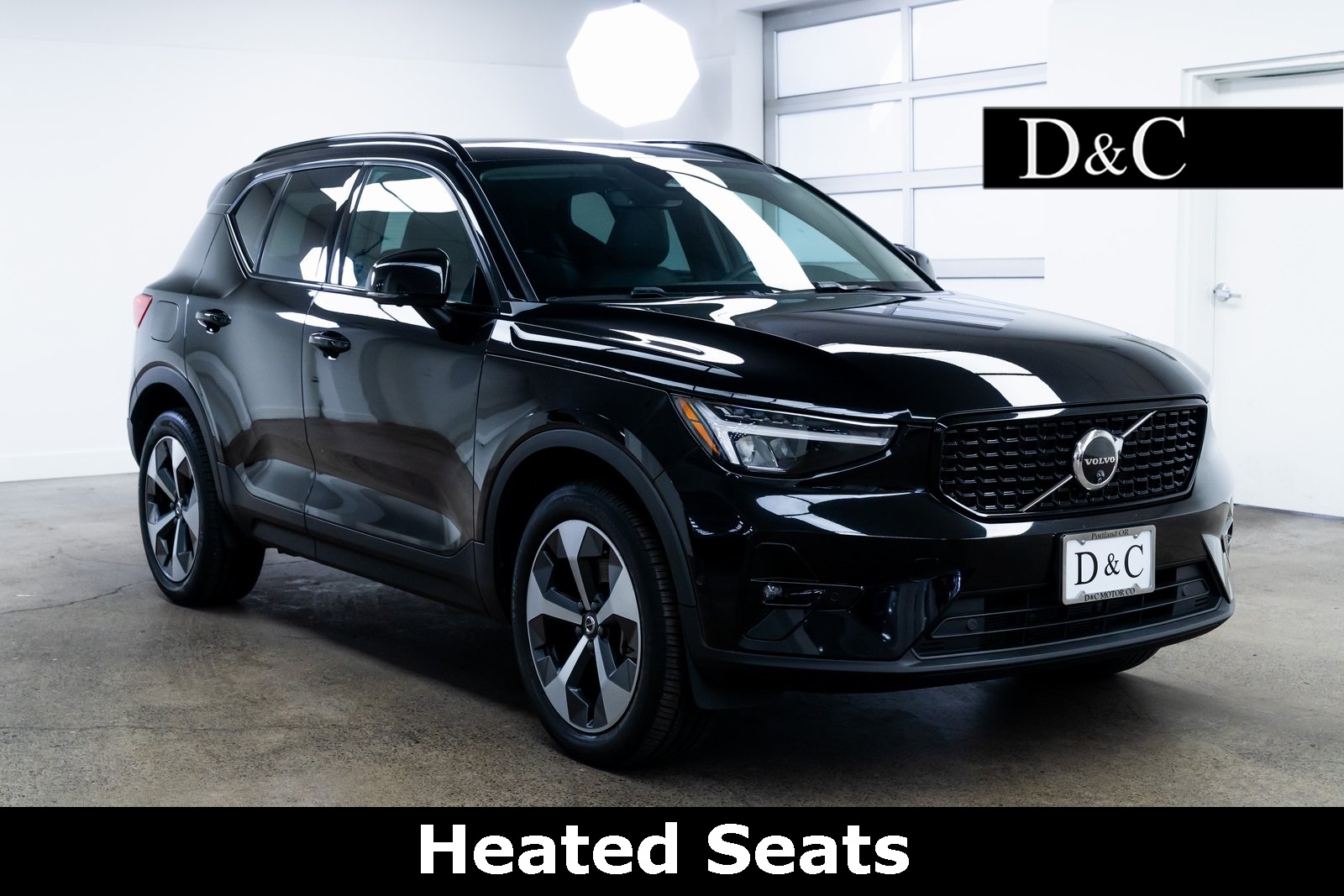 2024 Volvo XC40 B5 Plus Dark Theme AWD