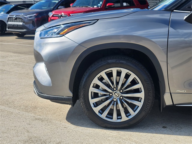 2025 Toyota Highlander Hybrid Limited Silver at Community Toyota